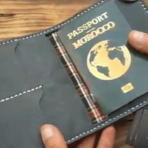 Кожаная обложка на паспорт с узором и отделением для карточек.