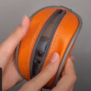 Выкройка кожаной ключницы на молнии.