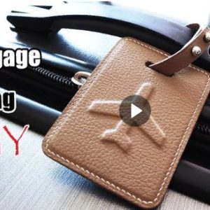 Выкройка кожаной багажной бирки с изображением самолета.