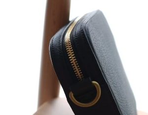 Кожаный мини-клатч с узорчатой отделкой.