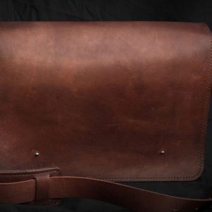 Выкройка кожаной сумки-почтальона с клапаном.