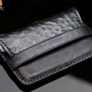 Выкройка кожаной визитницы с горизонтальным карманом под клапаном.