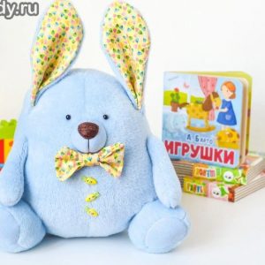 Выкройка мягкой плюшевой игрушки в виде забавного зайца.