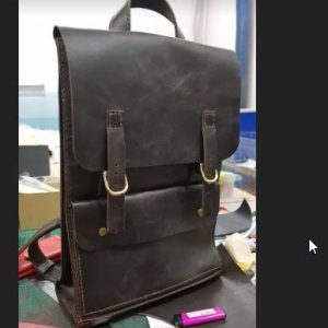 Мужской кожаный рюкзак с узором.