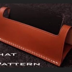 Выкройка кожаной визитницы на столе.