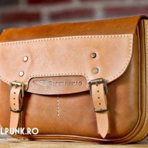 Выкройка мужской кожаной сумки с длинным ремнем и застежкой на клапане.