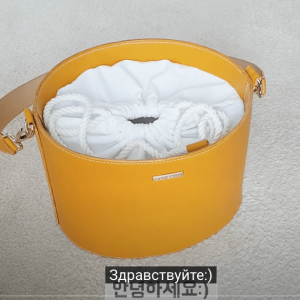 Выкройка овальной женской сумки в форме «ведра» с тканевым чехлом на кулиске.