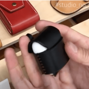 Кожаный футляр с узором для наушников Apple AirPods 2.