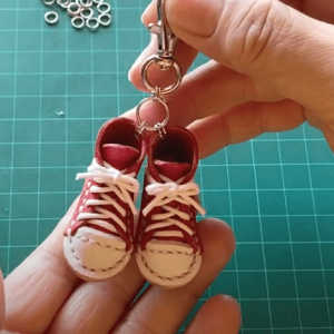 Выкройка для брелка в форме миниатюрных кожаных кроссовок.