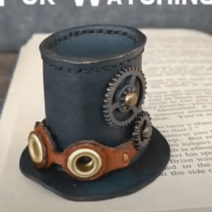 Выкройка кожаного брелка в виде маленькой шляпы в стиле стимпанк.