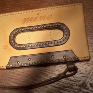 Выкройка держателя для предметов в форме аудиокассеты.