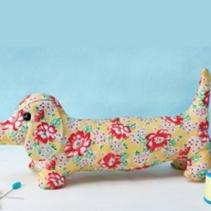 Выкройка вязаной мягкой игрушки в форме таксы.