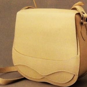 Выкройка женской сумки с желтым клапаном.