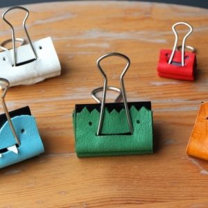 Выкройки для кожаных костюмов в стиле Хэллоуина, изображенные на скрепках для бумаг.