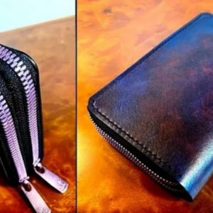 Кожаный кошелек на молнии с узором и двумя отделениями.