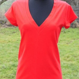 Выкройка женской футболки с V-образным вырезом.