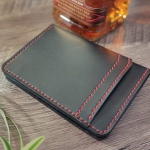 Выкройка маленького и компактного кошелька-докхолдера с кнопками.