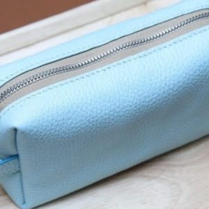 Выкройка для небольшой кожаной косметички с видеоруководством по сборке.