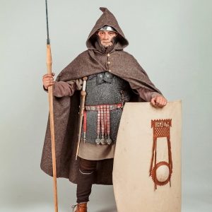 Выкройка плаща с капюшоном из плотной шерсти в стиле римского легионера.