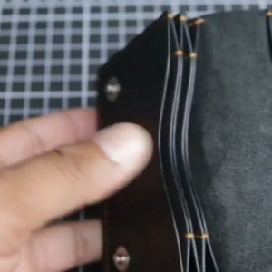 Выкройка визитницы из тонкой кожи с застежками-пуговицами.