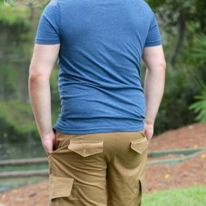 Выкройка мужских шорт-карго с карманами из ткани.