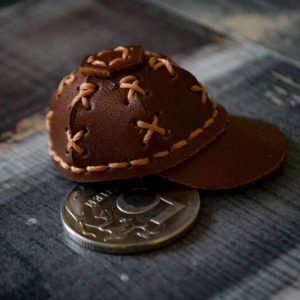 Выкройка кожаного брелока в виде бейсболки.