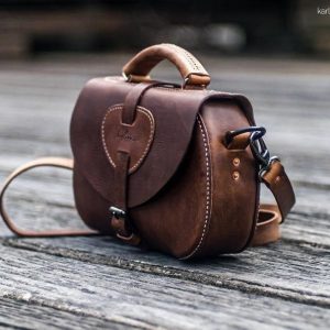 Выкройка небольшой кожаной женской сумочки для смартфона и документов.
