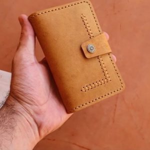 Выкройка двойного кожаного кошелька для множества банковских карт и наличных.