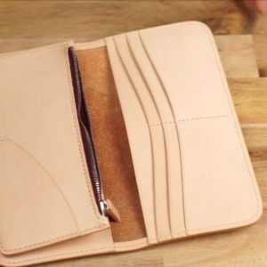 Выкройка из кожаной длины с молнией и необычным рисунком спереди.