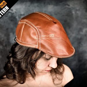 Кожаная плоская кепка с узором.