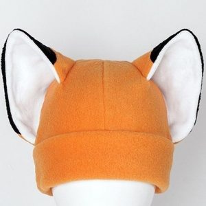 Выкройка тканевой шапки с ушками, напоминающими волка и лису.