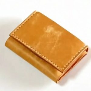 Выкройка кожаного кошелька с тремя складками и карманом для монет.