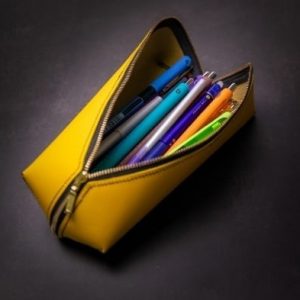 Выкройка кожаного пенала на молнии для пишущих принадлежностей.