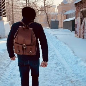 Выкройка кожаного рюкзака с клапаном и двумя накладными карманами.