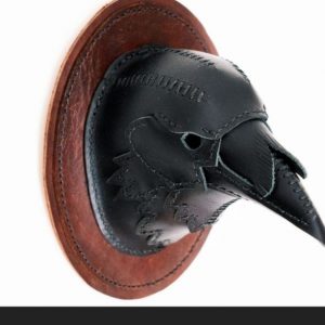 Выкройка кожаного украшения в виде головы ворона для стены.