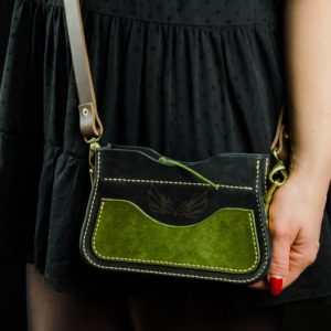 Выкройка маленькой женской сумочки через плечо (клатч) в руке.