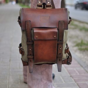 Комбинированный рюкзак из кожи и ткани с кожаным узором на одном ремне.