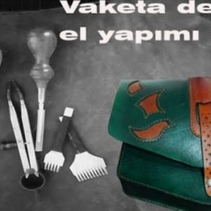 Выкройка зелёной сумки через плечо с длинным ремнём и внешним карманом.