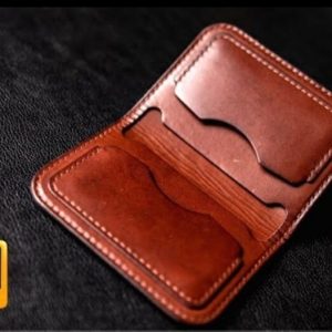 Минималистичная кожаная визитница с двойным сложением.