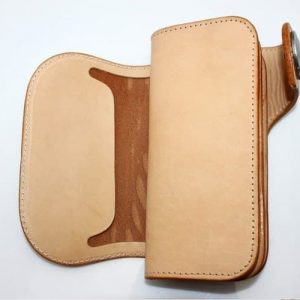 Выкройка кожаного кошелька с застёжкой на кнопке.