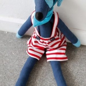 Выкройка мягкой игрушечной собачки с голубым хвостом на белом фоне.