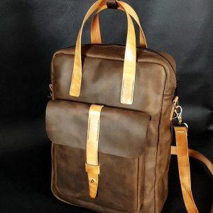 Кожаная сумка вертикального формата для ноутбука.