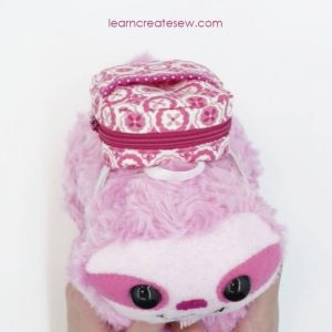 Выкройка небольшого рюкзака для плюшевой мягкой игрушки ленивца.