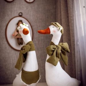Выкройка для создания мягкой интерьерной игрушки в виде гусей в нарядных костюмах.