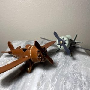 Выкройка кожаного игрушечного самолета.