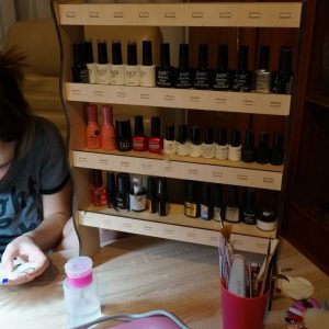 Элегантная полка для хранения лаков с лазерной резкой – стильное и функциональное решение для косметики