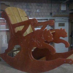 `"Макет детского кресла-качалки из фанеры с гладкими линиями и безопасной конструкцией для малышей"`.