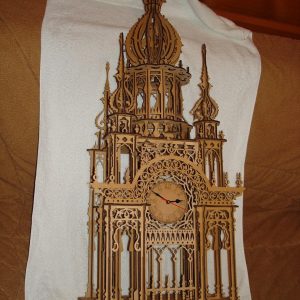 Элегантные настенные часы в виде башни