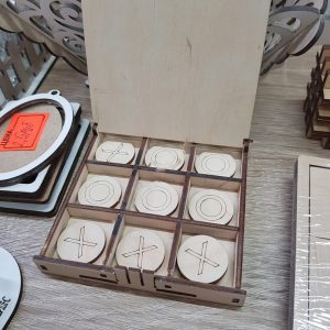 Деревянная настольная игра 'Крестики нолики' с аккуратным дизайном