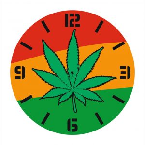 Настенные часы с уникальным дизайном в виде листьев конопли